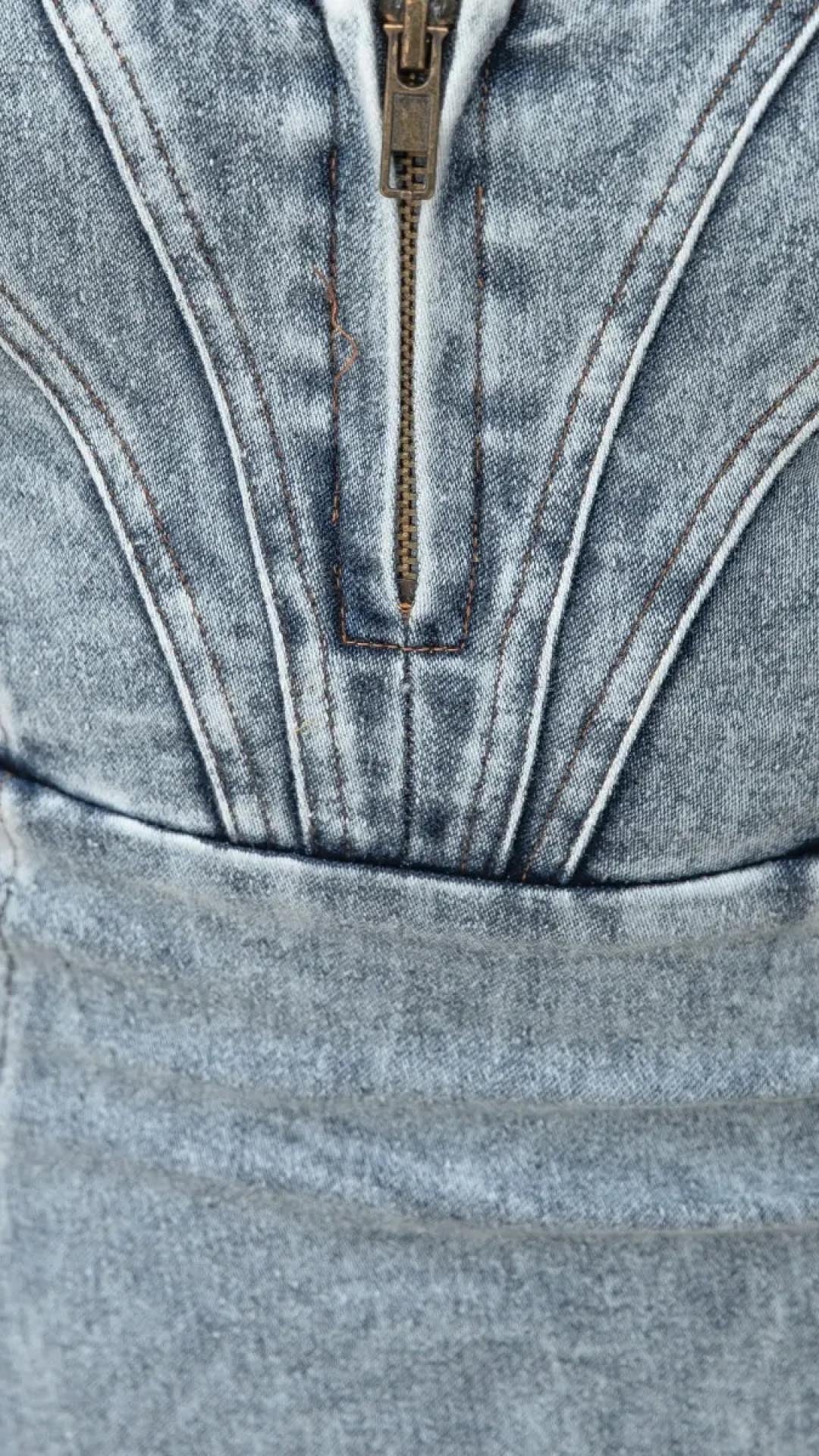 Abito midi in denim con spacchi e impunture di Toperth