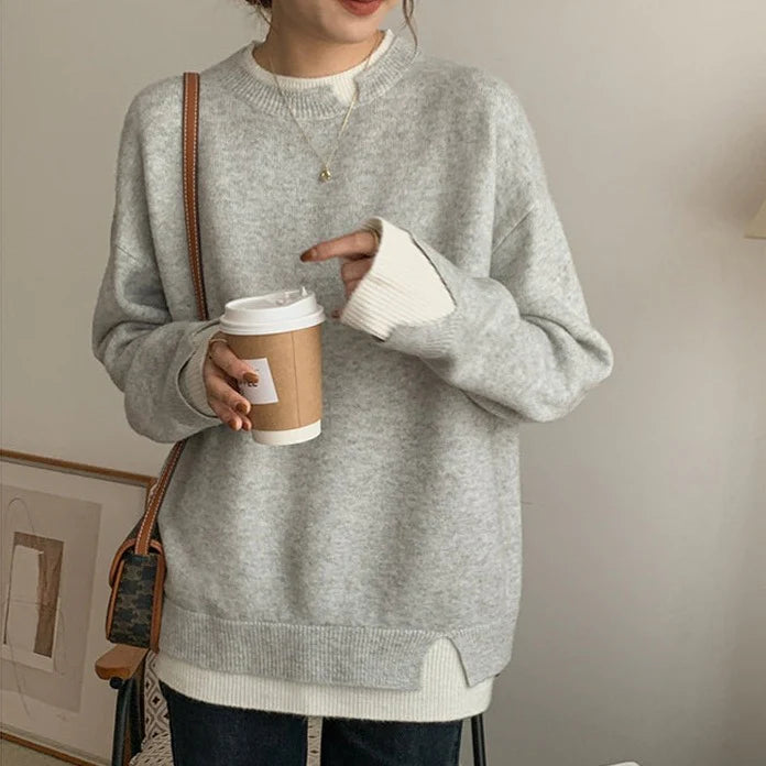 Maglione twofers grigio e bianco con taglio oversize e maniche lunghe