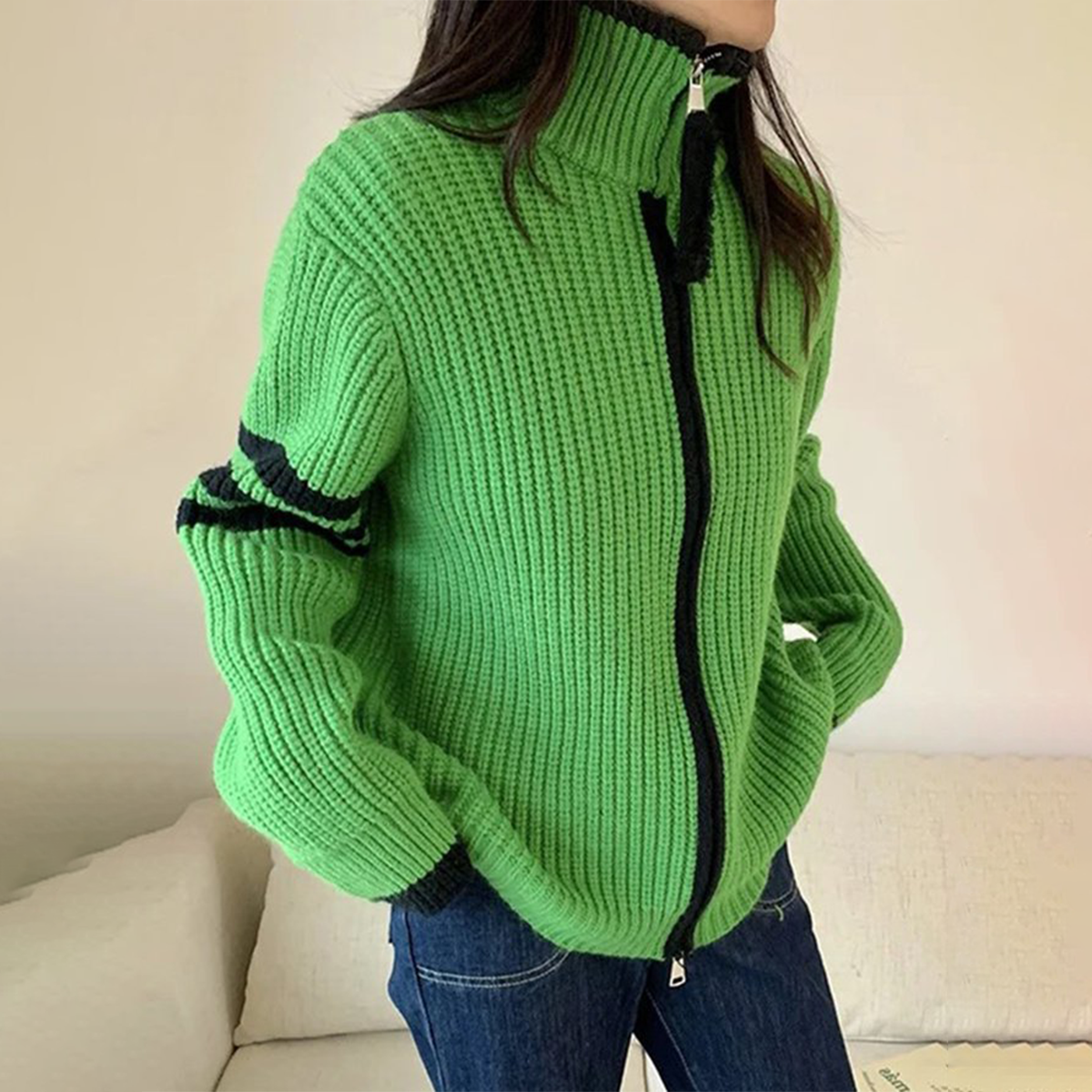 Andrea – Maglione verde con colletto rialzato