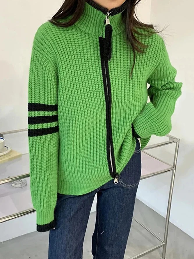 Andrea – Maglione verde con colletto rialzato